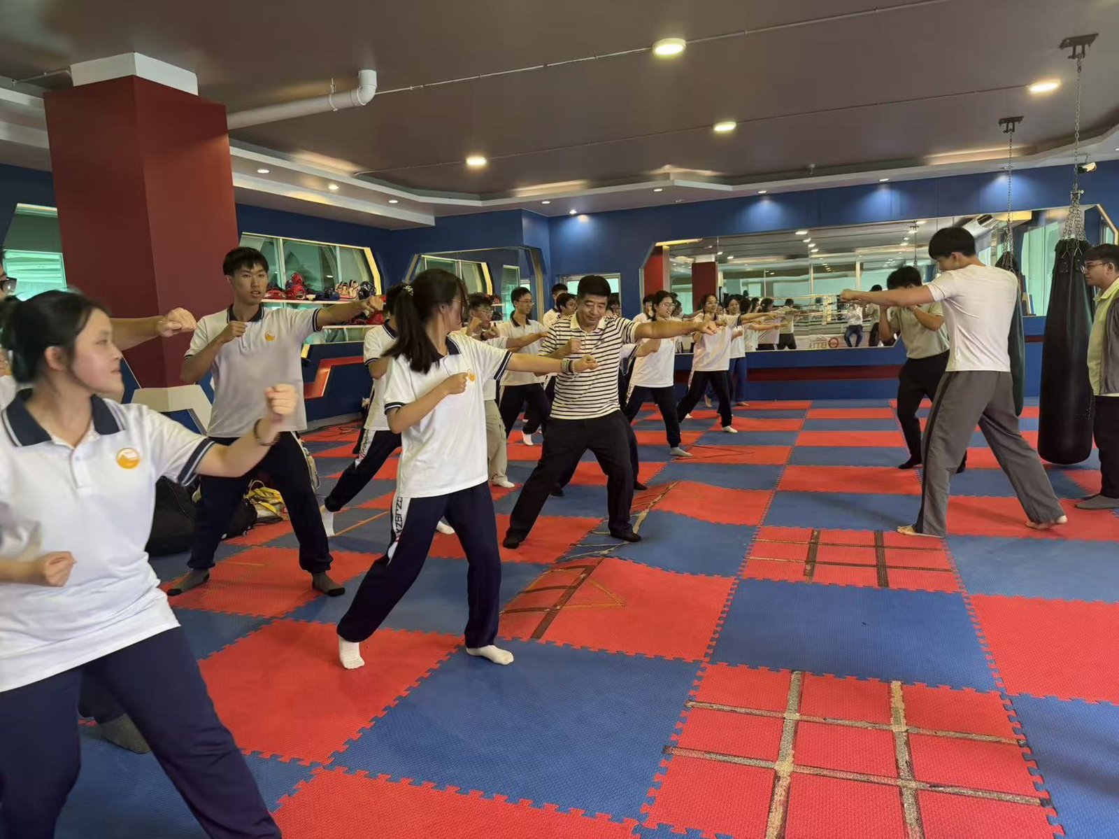 潮州师生赴曼谷吞武里大学研学：沉浸泰拳课堂，共筑中泰教育桥梁 现场照片 3