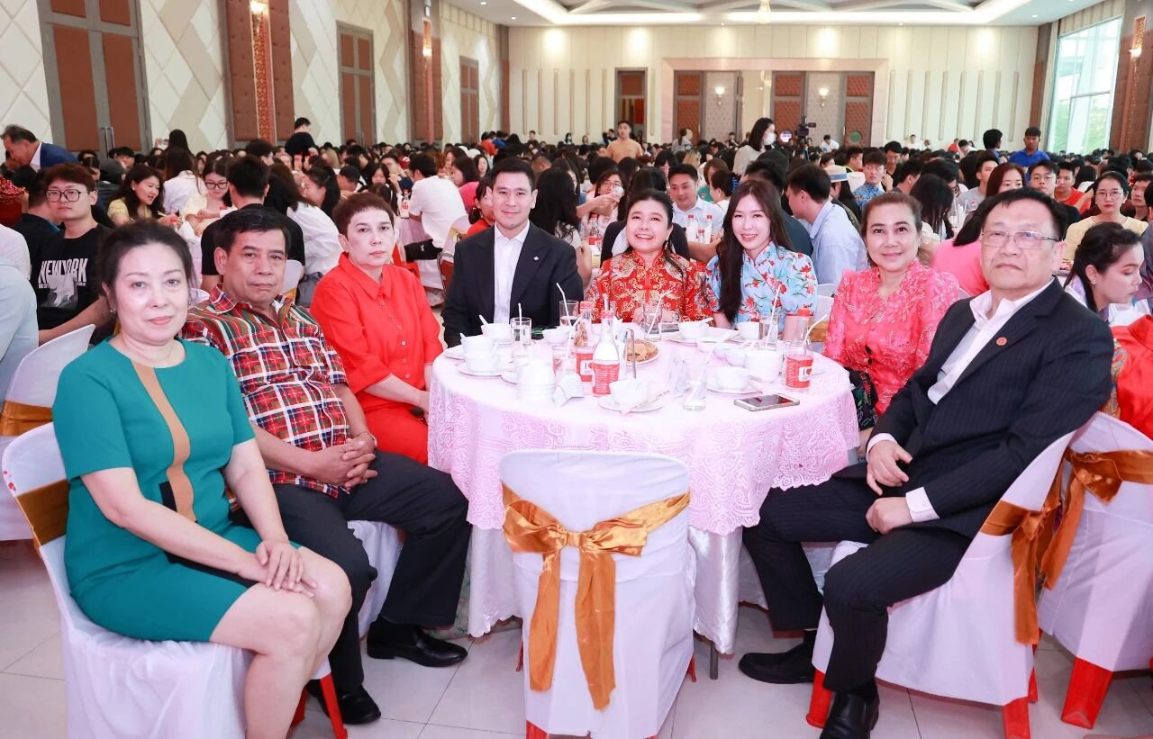 中国新年庆祝活动千人齐唱《歌唱祖国》，校长邦云向中国留学生拜年 现场照片 13