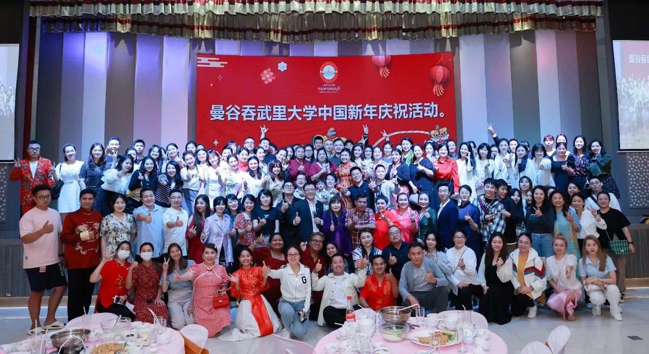 中国新年庆祝活动千人齐唱《歌唱祖国》，校长邦云向中国留学生拜年