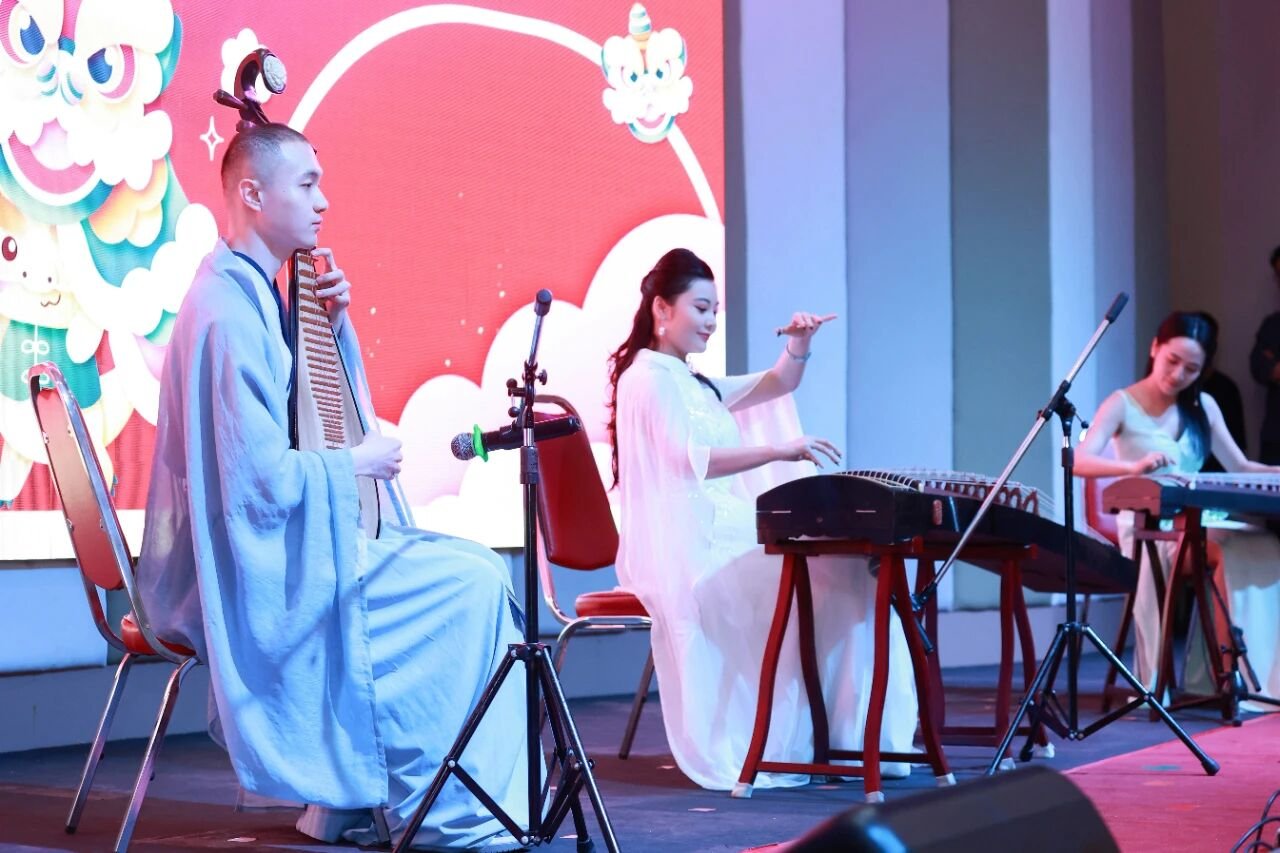 中国新年庆祝活动千人齐唱《歌唱祖国》，校长邦云向中国留学生拜年 现场照片 5