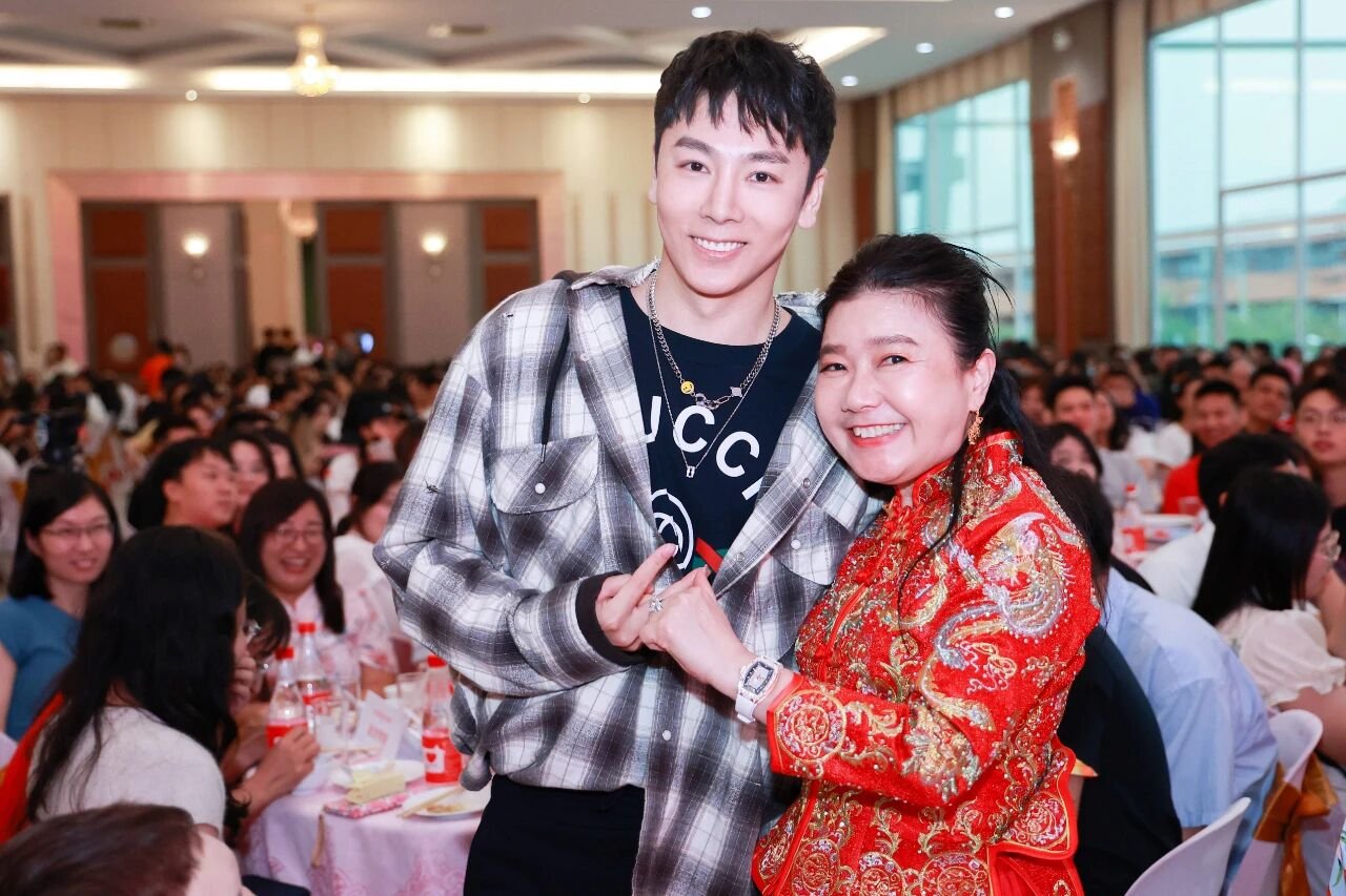 中国新年庆祝活动千人齐唱《歌唱祖国》，校长邦云向中国留学生拜年 现场照片 11