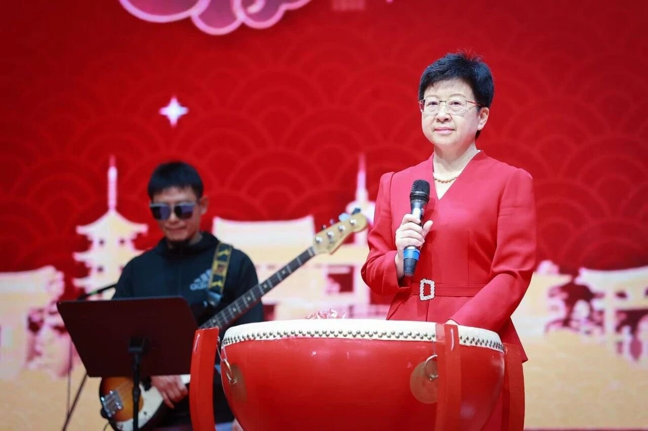 「BTU CHINESE NEW YEAR」2025 新春联欢晚会举行，中国驻泰大使夫人王欢教授与留学生同乐 现场照片 3