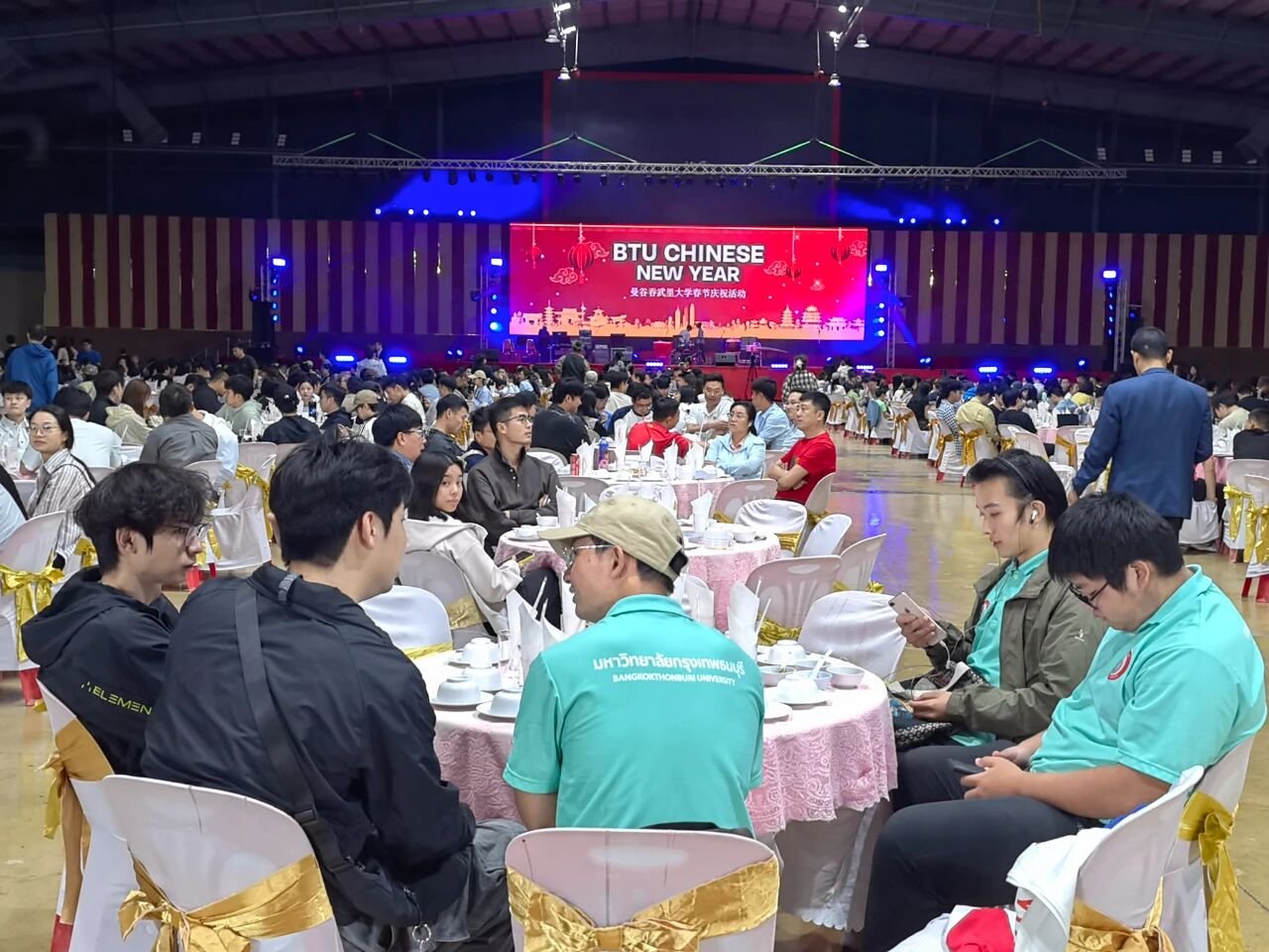 「BTU CHINESE NEW YEAR」2025 新春联欢晚会举行，中国驻泰大使夫人王欢教授与留学生同乐 现场照片 5