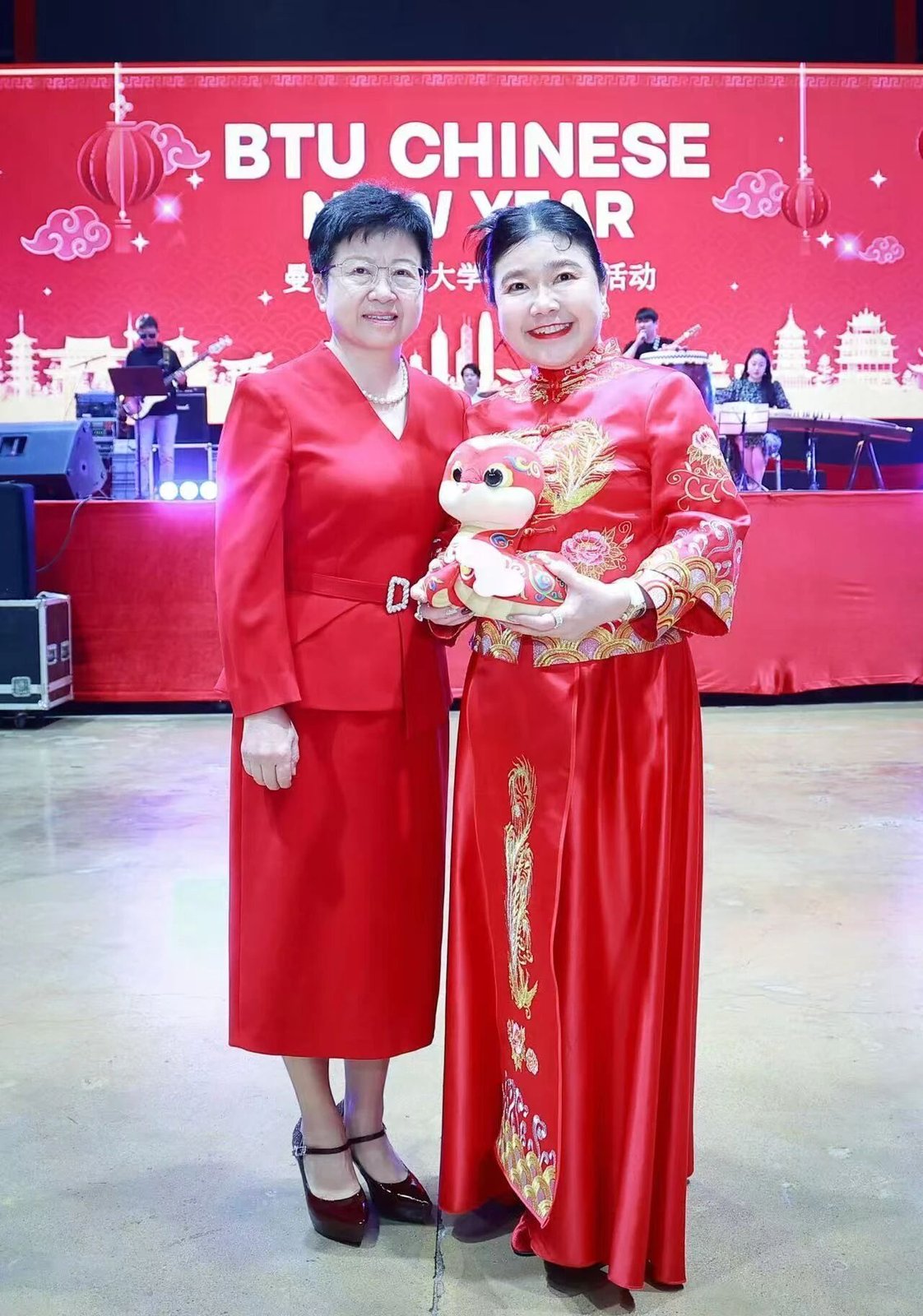 「BTU CHINESE NEW YEAR」2025 新春联欢晚会举行，中国驻泰大使夫人王欢教授与留学生同乐 现场照片 6