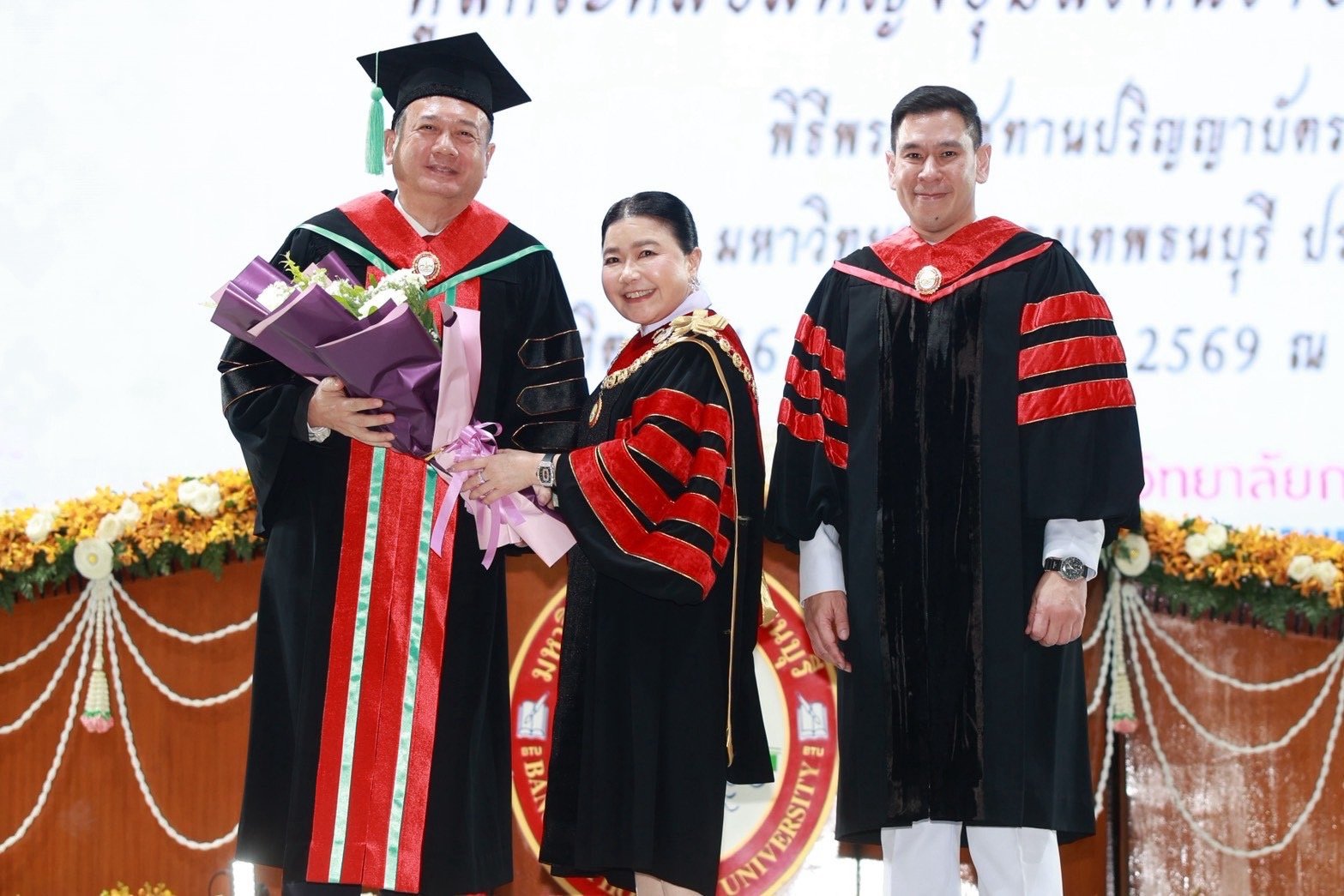 曼谷吞武里大学隆重举行 2026 年毕业典礼，广州体育学院校长胡敏教授获授荣誉博士学位