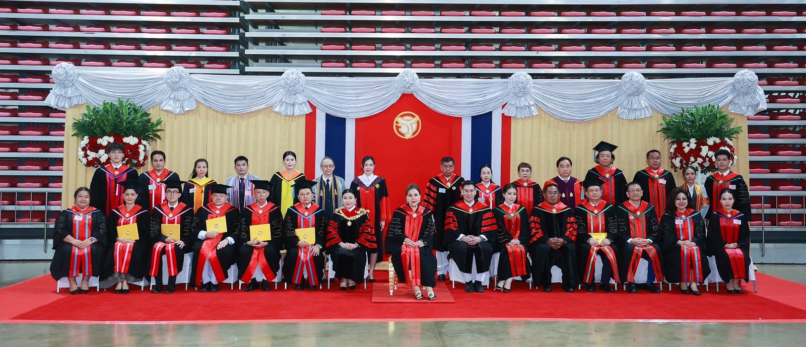 曼谷吞武里大学隆重举行 2026 年毕业典礼，广州体育学院校长胡敏教授获授荣誉博士学位 现场照片 2