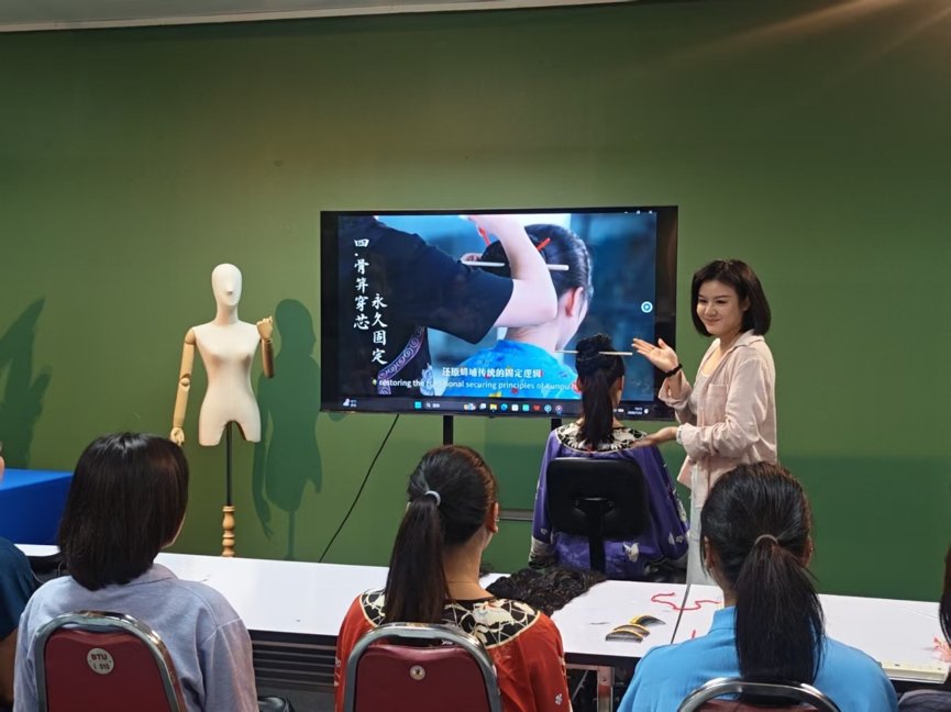 闽韵传薪·非遗启航：福建华南女子职业学院非遗梳化研学项目走进曼谷吞武里大学 现场照片 3