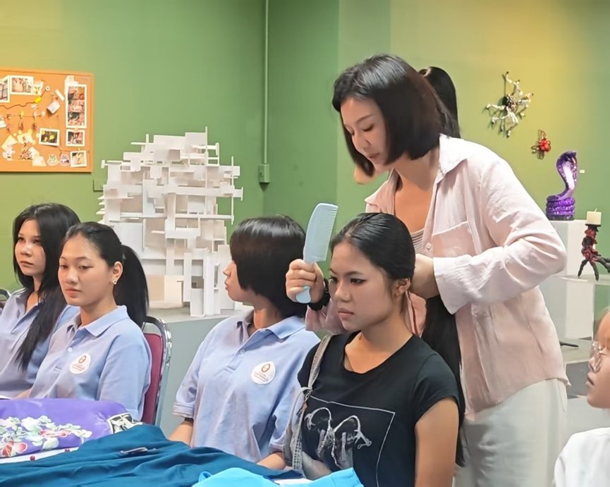 闽韵传薪·非遗启航：福建华南女子职业学院非遗梳化研学项目走进曼谷吞武里大学 现场照片 4