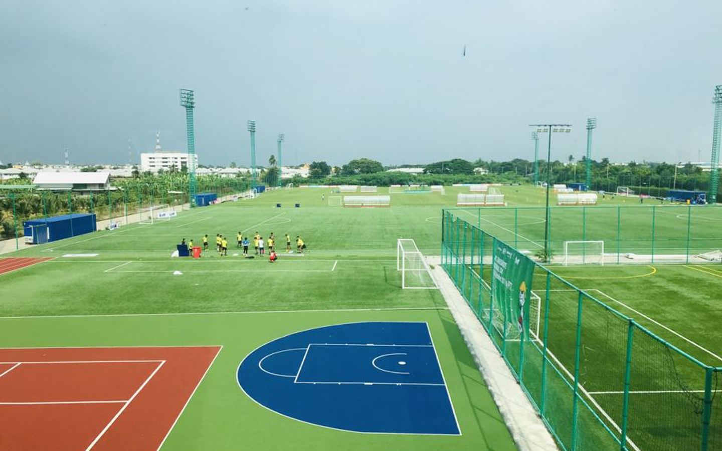 曼谷吞武里大学足球场